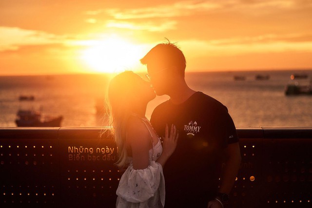 Ngắm loạt khoảnh khắc Cầu H&ocirc;n khiến du kh&aacute;ch muốn x&aacute;ch balo ngay v&agrave; đi - Ảnh 7.