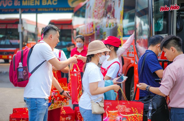 Hảo Hảo trao hàng nghìn bộ quà Tết đến người tiêu dùng xa quê - Ảnh 2.