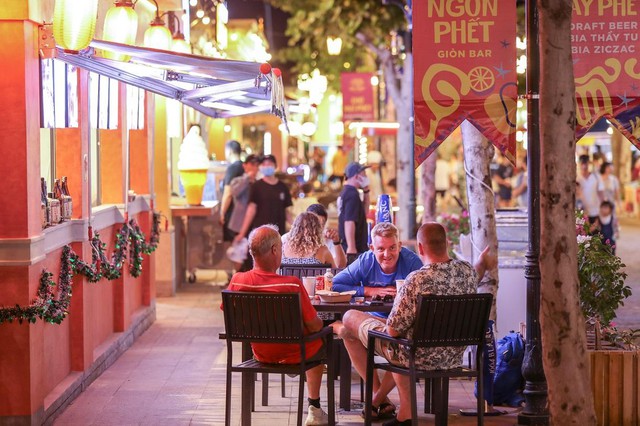 Có một chợ đêm bên biển Vui Phết: cứ mỗi mét vuông lại bắt gặp đến 10 khách quốc tế - Ảnh 1.