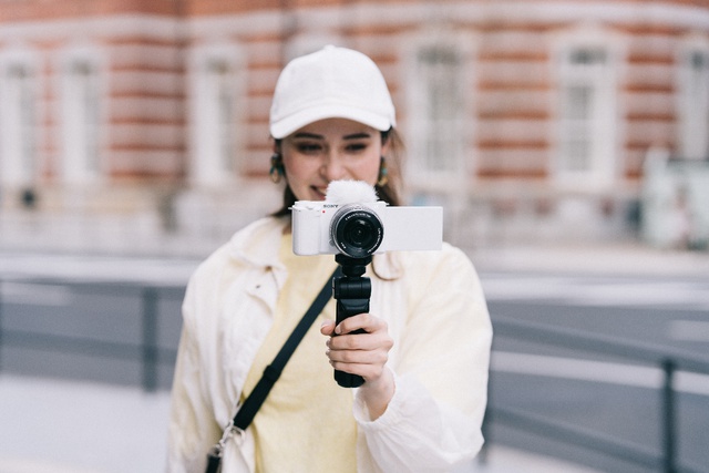 Giới trẻ đổ x&ocirc; mua m&aacute;y quay Vlog cho dịp nghỉ lễ cuối năm - Ảnh 1.