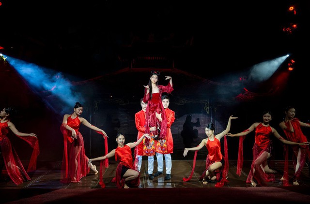 Mẫu nhí Jenny Bảo Vy sáng bừng trên sân khấu tại show thời trang của NTK Phạm Trần Thu Hằng - Ảnh 1.