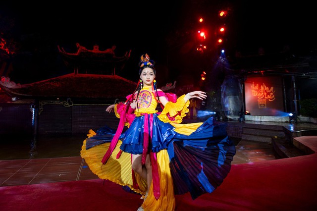 Mẫu nhí Jenny Bảo Vy sáng bừng trên sân khấu tại show thời trang của NTK Phạm Trần Thu Hằng - Ảnh 3.