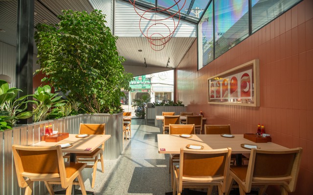 Phi&ecirc;n bản mới Pizza Hut Signature Nguyễn Thị Thập c&oacute; g&igrave; đặc biệt? - Ảnh 1.