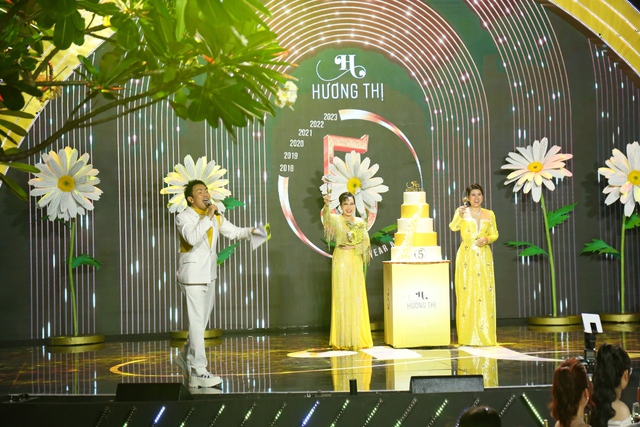 Hàng ngàn bông hoa cúc tô điểm dịp 5 năm sinh nhật mỹ phẩm cao cấp Hương Thị - Ảnh 4.