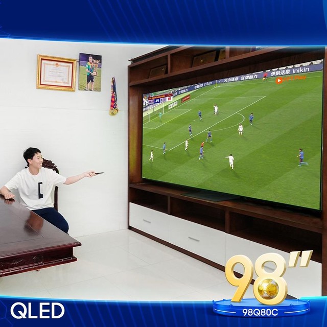 Thủ môn Kim Thanh đón Tết lớn, cổ vũ tuyển Việt Nam tại Asian Cup qua TV 98 inch - Ảnh 2.