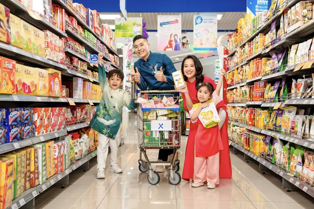 Ca sĩ Thanh Ngọc c&ugrave;ng Rapper b&iacute; ẩn t&aacute;i xuất trong MV &ldquo;Tết B&ecirc;n Trong Chiếc &Ocirc;m&rdquo; của Saigon Co.op - Ảnh 3.