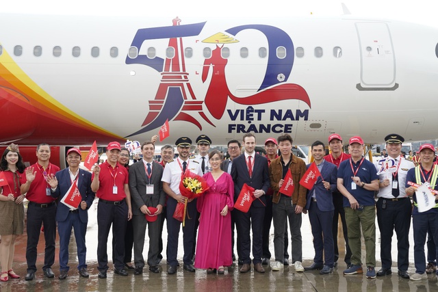 Tàu bay kỷ niệm 50 năm quan hệ ngoại giao Việt – Pháp về tới Tân Sơn Nhất- Ảnh 1. Tàu bay kỷ niệm 50 năm quan hệ ngoại giao Việt – Pháp về tới Tân Sơn Nhất- Ảnh 1.