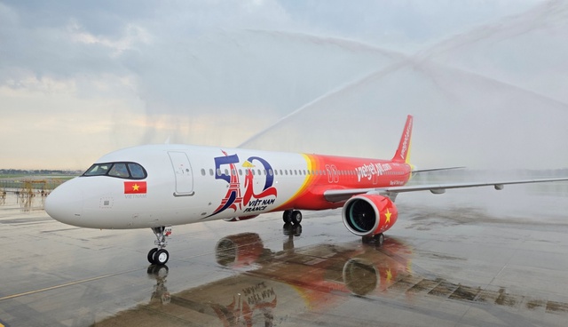 Tàu bay kỷ niệm 50 năm quan hệ ngoại giao Việt – Pháp về tới Tân Sơn Nhất- Ảnh 2. Tàu bay kỷ niệm 50 năm quan hệ ngoại giao Việt – Pháp về tới Tân Sơn Nhất- Ảnh 2.