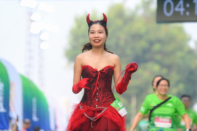 Sắc màu cosplay trên đường chạy VPIM 2024 - Ảnh 8.