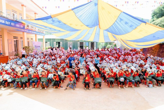 Dự án Vệ sinh học đường trao tặng 20 nhà vệ sinh mới đạt chuẩn cho thầy trò vùng cao - Ảnh 8.