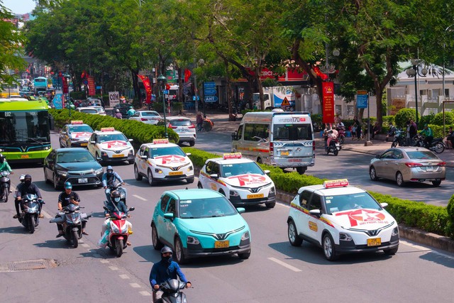 4 hãng taxi lâu đời tại Hà Nội bắt tay Xanh SM chuyển đổi xanh với 1.000 xe điện - Ảnh 1.