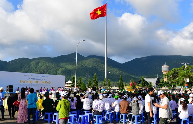 Chai nhựa, vỏ lon được thu đổi lấy cây xanh trong hoạt động bảo vệ môi trường Côn Đảo - Ảnh 1.