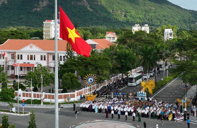 Chai nhựa, vỏ lon được thu đổi lấy cây xanh trong hoạt động bảo vệ môi trường Côn Đảo - Ảnh 2.