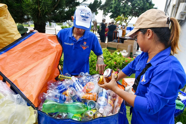 Chai nhựa, vỏ lon được thu đổi lấy cây xanh trong hoạt động bảo vệ môi trường Côn Đảo - Ảnh 12.