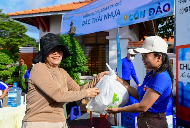 Chai nhựa, vỏ lon được thu đổi lấy cây xanh trong hoạt động bảo vệ môi trường Côn Đảo - Ảnh 5.