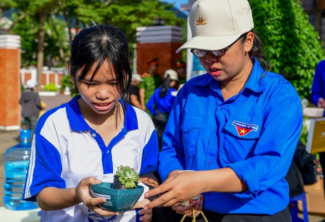 Chai nhựa, vỏ lon được thu đổi lấy cây xanh trong hoạt động bảo vệ môi trường Côn Đảo - Ảnh 6.