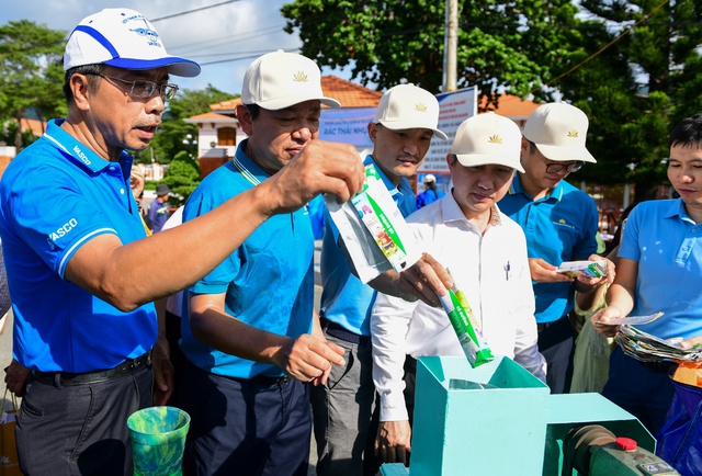 Chai nhựa, vỏ lon được thu đổi lấy cây xanh trong hoạt động bảo vệ môi trường Côn Đảo - Ảnh 8.