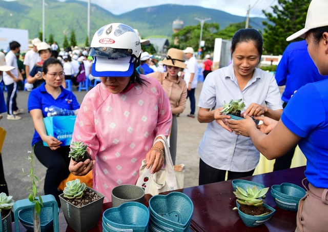 Chai nhựa, vỏ lon được thu đổi lấy cây xanh trong hoạt động bảo vệ môi trường Côn Đảo - Ảnh 9.