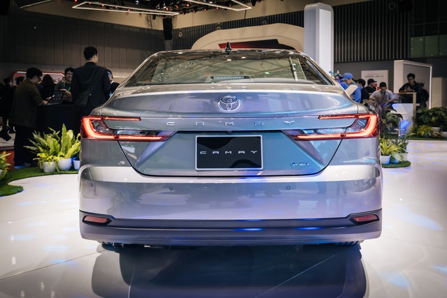 Toyota Camry thế hệ mới ra mắt Việt Nam, ngôi sao sáng tại Vietnam Motor Show 2024 - Ảnh 2.