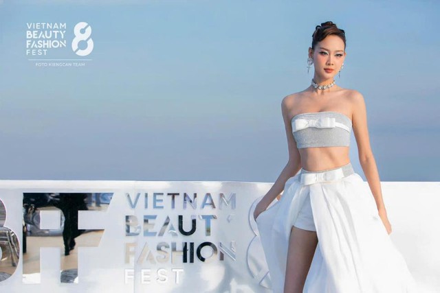 Hoa hậu Bảo Ngọc, Á hậu Ngọc Hằng sải bước trong BST “Glamour” đến từ thương hiệu By JENNY - Ảnh 4.