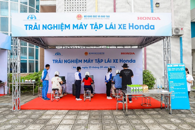 Honda Việt Nam khởi động Chương trình Trao tặng mũ bảo hiểm cho học sinh lớp Một toàn quốc năm học 2024 - 2025 - Ảnh 5.