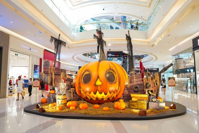 Khám phá con tàu bí ẩn, check-in cùng bí ngô khổng lồ tại Crescent Mall mùa Halloween 2024 - Ảnh 1.