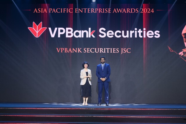 Tăng trưởng vượt trội, Chứng khoán VPBank nhận giải “Doanh nghiệp tăng trưởng nhanh 2024” - Ảnh 1.