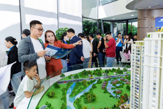 Người mua “đỏ mắt” săn tìm căn hộ trong tầm giá từ 50 triệu/m2 - Ảnh 1.