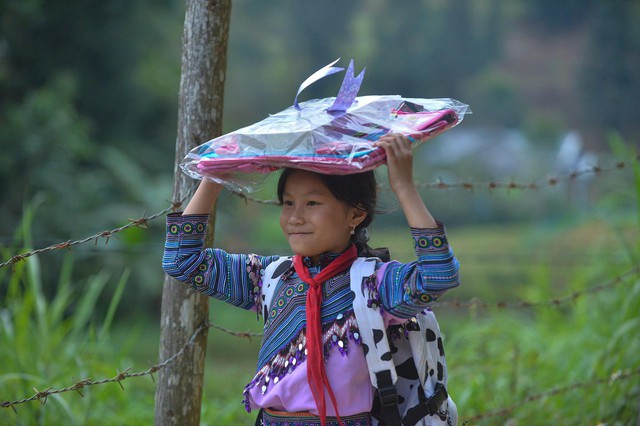 Xúc động chùm ảnh “Nối vòng tay ấm”, tiếp bước em đến trường hậu bão - Ảnh 7.