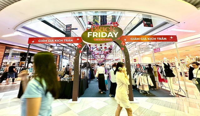 Black Friday tại Vạn Hạnh Mall “Siêu sale đỉnh nóc - Giảm giá kịch trần” - Ảnh 1.