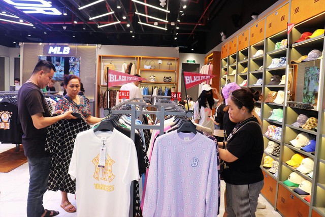 Crescent Mall sale khủng đến nửa đêm, giảm 80% hàng loạt các cửa hàng dịp cuối năm - Ảnh 2.