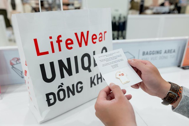 Ngày đầu diễn ra đợt ưu đãi hấp dẫn nhất năm của UNIQLO: Giới trẻ khoe túi nặng trĩu tay với áo HEATTECH, túi Bán Nguyệt giá hời - Ảnh 10.