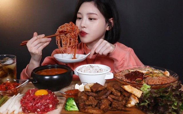 Khi trào lưu mukbang và app gọi món lấp đầy khoảng trống của người trẻ cô đơn - Ảnh 1.