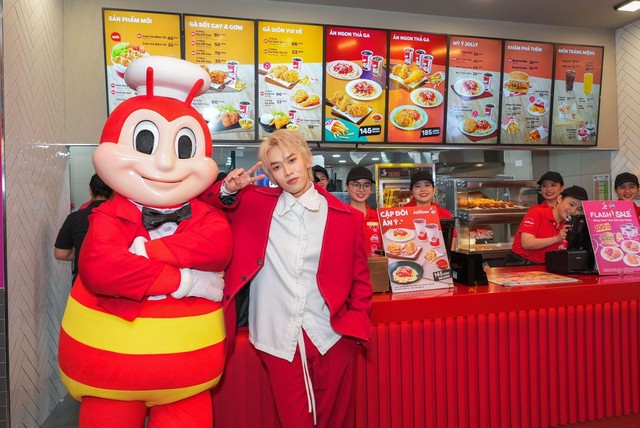 Kay Trần và dàn KOLs check-in tại cửa hàng thứ 200 của Jollibee Việt Nam - Ảnh 1.