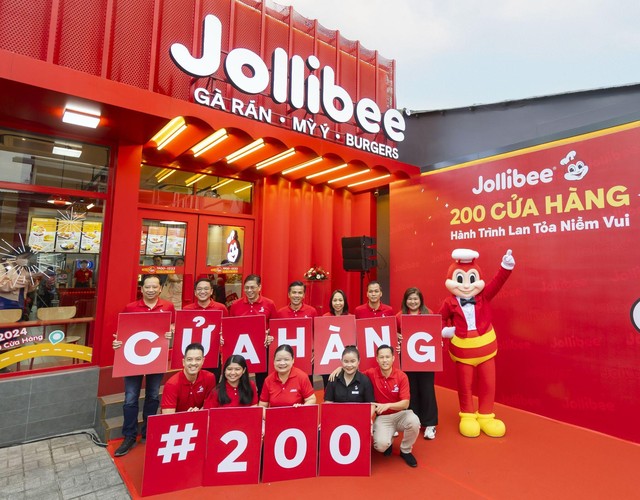 Kay Trần và dàn KOLs check-in tại cửa hàng thứ 200 của Jollibee Việt Nam - Ảnh 2.