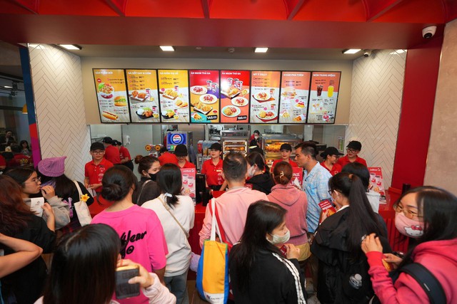 Kay Trần và dàn KOLs check-in tại cửa hàng thứ 200 của Jollibee Việt Nam - Ảnh 5.