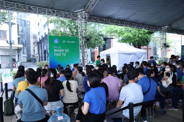 Hơn 3.000 “món quà” giáng sinh sớm cho người dân Sài Gòn - Ảnh 1.