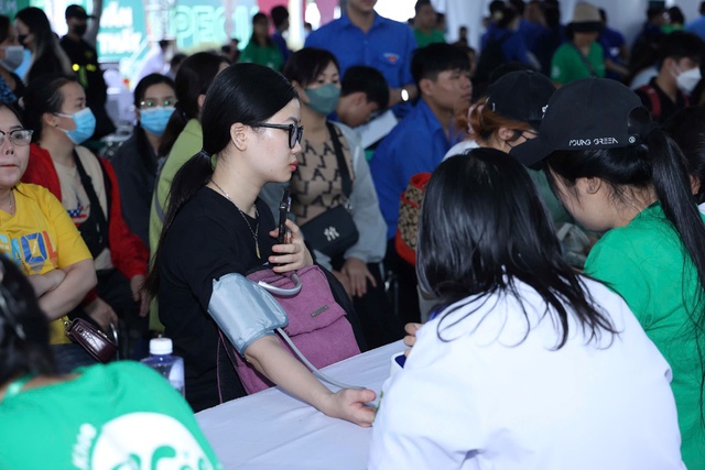 Hơn 3.000 “món quà” giáng sinh sớm cho người dân Sài Gòn - Ảnh 3.
