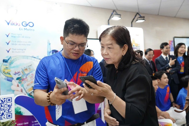 TP. Hồ Chí Minh vận hành chính thức tuyến Metro số 1, người dân nhận thẻ đi metro VikkiGO miễn phí - Ảnh 2.