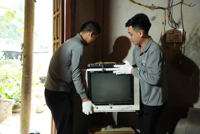 Tết nơi bão Yagi đi qua: Bên TV cả nhà sum vầy, có đoàn viên là có “Tết nhất”- Ảnh 2. Tết nơi bão Yagi đi qua: Bên TV cả nhà sum vầy, có đoàn viên là có “Tết nhất”- Ảnh 2.