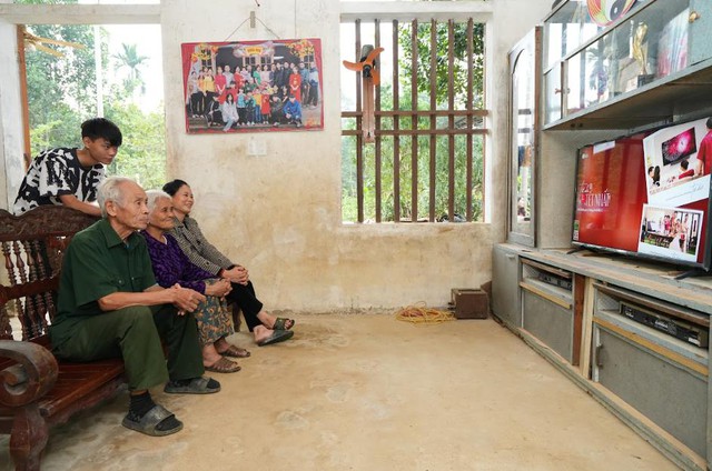 Tết nơi bão Yagi đi qua: Bên TV cả nhà sum vầy, có đoàn viên là có “Tết nhất”- Ảnh 4. Tết nơi bão Yagi đi qua: Bên TV cả nhà sum vầy, có đoàn viên là có “Tết nhất”- Ảnh 4.