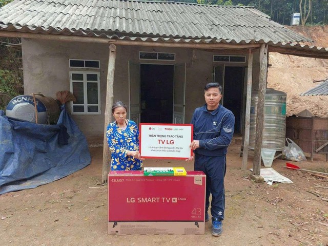Tết nơi bão Yagi đi qua: Bên TV cả nhà sum vầy, có đoàn viên là có “Tết nhất”- Ảnh 5. Tết nơi bão Yagi đi qua: Bên TV cả nhà sum vầy, có đoàn viên là có “Tết nhất”- Ảnh 5.