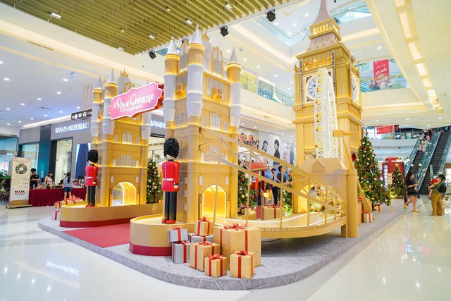 Hoà nhịp Giáng sinh đậm chất hoàng gia, lưu giữ những kỷ niệm vô giá tại Crescent Mall - Ảnh 1.