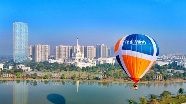 Lần đầu tiên tại Ecopark: Trải nghiệm bay khinh khí cầu cùng Thái Minh - Ảnh 1.