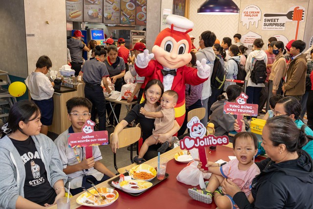 Jollibee Mascot check-in khắp Việt Nam - Chào mừng hành trình 200 cửa hàng Jollibee - Ảnh 1.