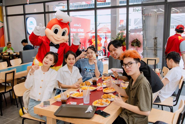 Jollibee Mascot check-in khắp Việt Nam - Chào mừng hành trình 200 cửa hàng Jollibee - Ảnh 3.