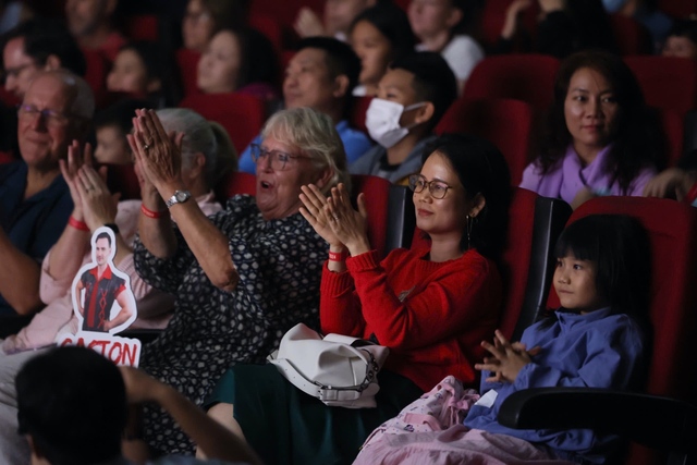 Vở kịch pantomime nguyên bản Anh quốc lần đầu được công diễn tại Việt Nam, mãn nhãn và đậm chất truyền thống Giáng sinh - Ảnh 3.