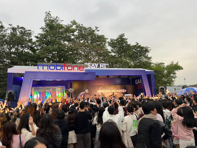 MobiFone nâng tầm trải nghiệm, thu hút đông đảo khán giả tại concert 3 Anh Trai Say Hi - Ảnh 3.