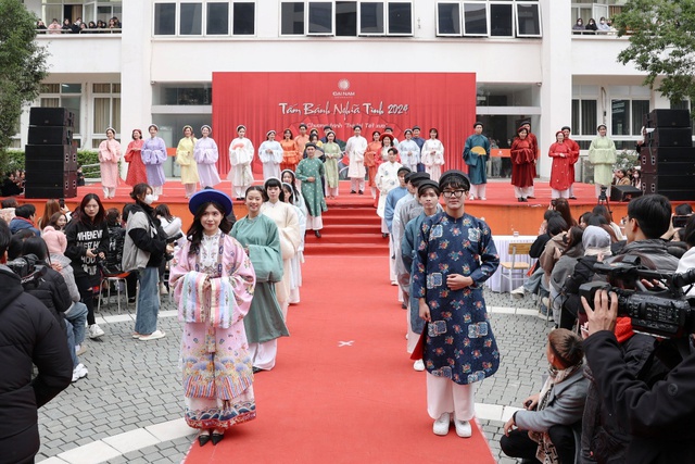 Thầy tr&ograve; ĐH Đại Nam tr&igrave;nh diễn Cổ phục Việt t&ocirc;n vinh c&aacute;c gi&aacute; trị văn ho&aacute; truyền thống - Ảnh 1.