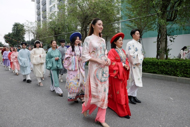 Thầy tr&ograve; ĐH Đại Nam tr&igrave;nh diễn Cổ phục Việt t&ocirc;n vinh c&aacute;c gi&aacute; trị văn ho&aacute; truyền thống - Ảnh 2.